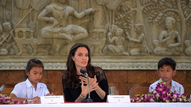 Angelina Jolie bác tin dùng tiền dụ trẻ em nghèo đóng phim