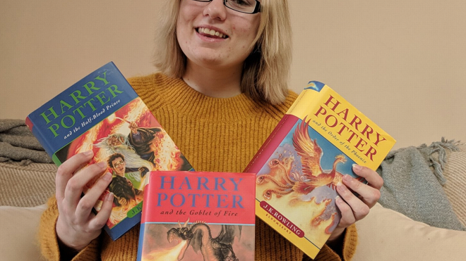 Đi mua sách từ thiện, fan Harry Potter vô tình kiếm được... vài tỷ