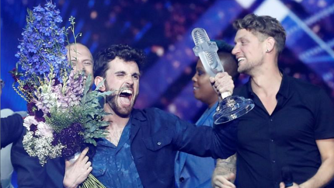 Hà Lan giành chiến thắng ở Eurovision, Madonna gây sốc với hai vũ công