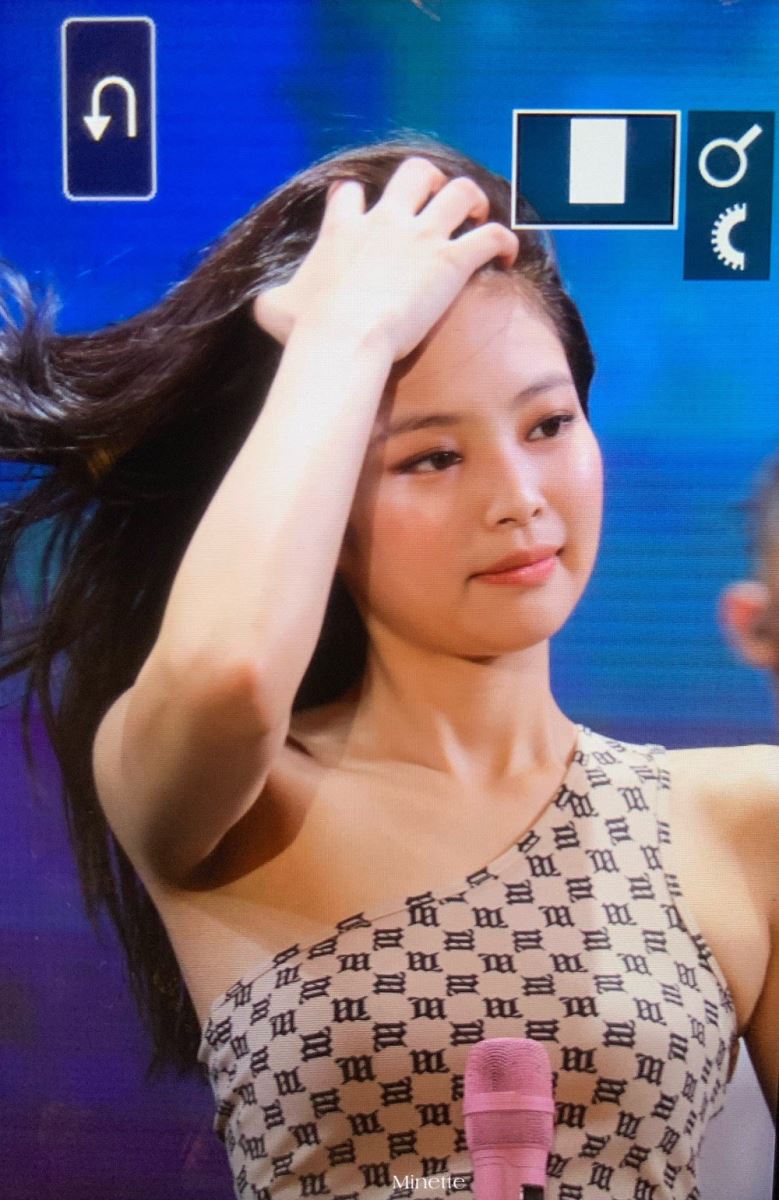 Blackpink đẹp tựa tranh vẽ bất chấp gió thổi bù đầu khi ...