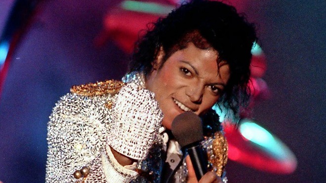 Johnny Depp sản xuất nhạc kịch về chiếc găng tay lấp lánh của Michael Jackson