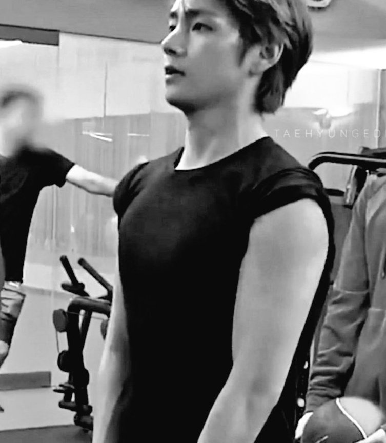 BTS. V BTS Bắp tay cuồn cuộn. Body của V. V tập gym. BigHit đóng cửa