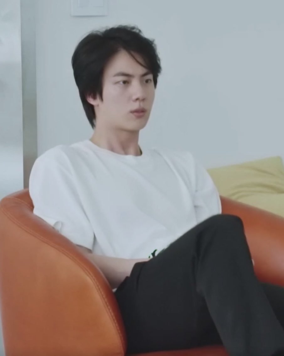 BTS. Mặt mộc Jin thế nào mà antifan khăng khăng trang điểm 24/24. Jin