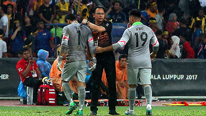 Sai lầm như Phí Minh Long, thủ môn U22 Malaysia được ví với... Bàn tay của Chúa