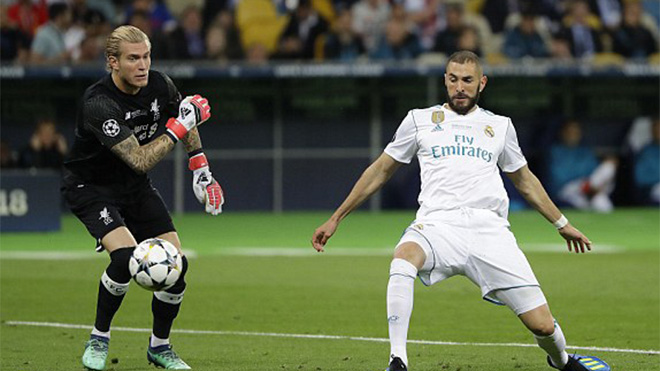 VIDEO Karius ném bóng vào chân Benzema, Liverpool thủng lưới siêu hài hước
