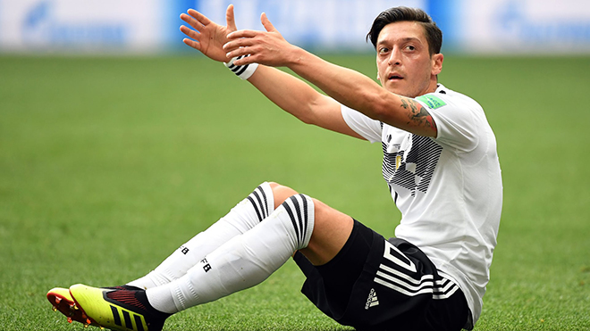 Mesut Oezil từ giã tuyển Đức: 'Khi chiến thắng, tôi là người Đức, khi thua trận, tôi là gã nhập cư'