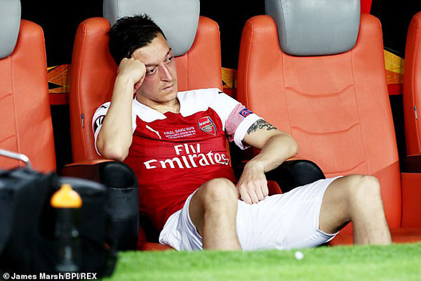Oezil, Emery, Oezil chửi Emery, Ozil sỉ nhục Emery, tương lai Oezil, Oezil rời Arsenal, Arsenal bán Oezil, Arsenal vs Chelsea, chung kết Europa League, Arsenal, Chelsea