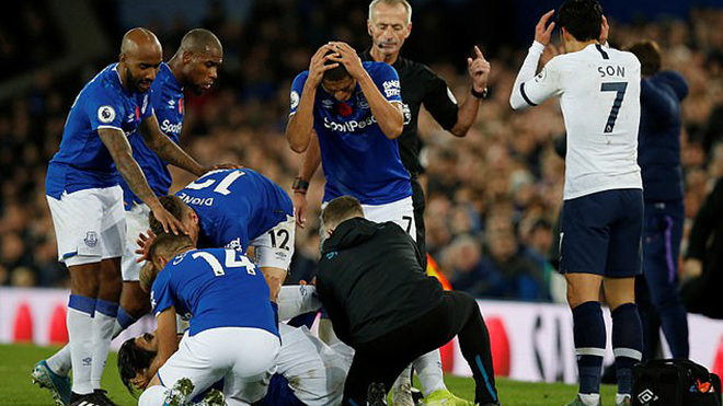 Bong da, bóng đá, ket qua bong da, Everton vs Tottenham, Gomes gãy chân, Son Heung Min phạm lỗi, Son Heung Min khóc nức nở, Son Heung Min thẻ đỏ, kinh hoàng, ám ảnh