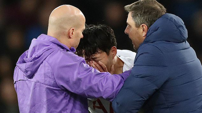 Bong da, bóng đá, ket qua bong da, Everton vs Tottenham, Gomes gãy chân, Son Heung Min phạm lỗi, Son Heung Min khóc nức nở, Son Heung Min thẻ đỏ, kinh hoàng, ám ảnh