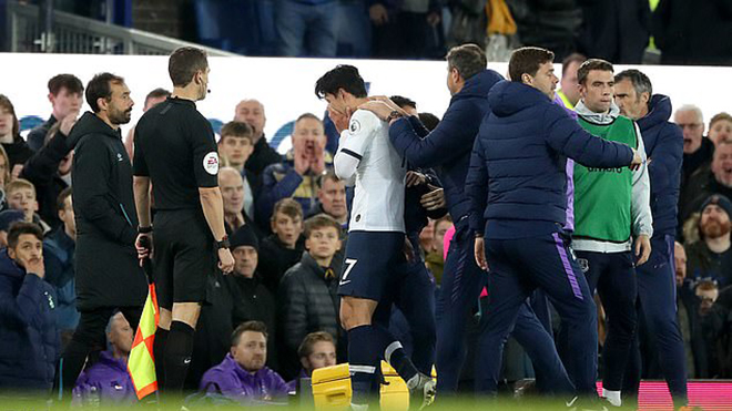 Bong da, bóng đá, ket qua bong da, Everton vs Tottenham, Gomes gãy chân, Son Heung Min phạm lỗi, Son Heung Min khóc nức nở, Son Heung Min thẻ đỏ, kinh hoàng, ám ảnh