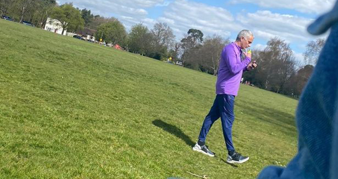 Bong da. Bóng đá. Tin tức bóng đá. Mourinho vi phạm lệnh cách li xã hội. Covid19, jose mourinho, tottenham, cách ly xã hội, giãn cách xã hội, COVID-19, bong da hom nay