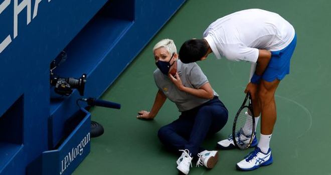 Fan Djokovic khủng bố, dọa giết nữ trọng tài bị đánh trúng mặt 1 US Open, Djokovic, Fan Djokovic khủng bố dọa giết nữ trọng tài bị đánh trúng mặt, Djokovic đánh bóng trúng mặt trọng tài, Djokovic bị loại, lịch thi đấu Mỹ mở rộng 2020