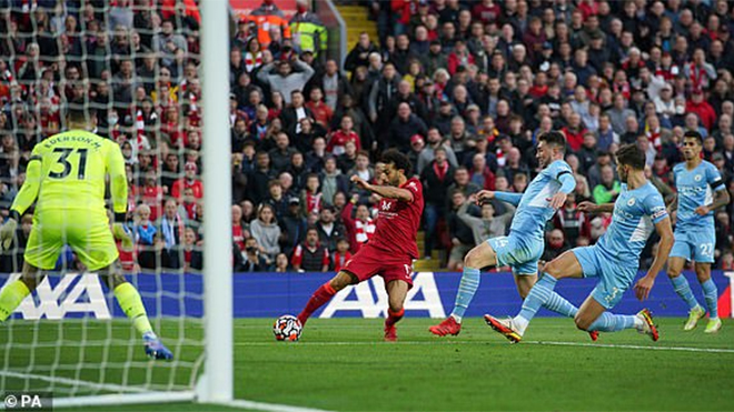 Liverpool 2-2 Man City: Salah tỏa sáng, Liverpool và Man City rượt đuổi ngoạn mục