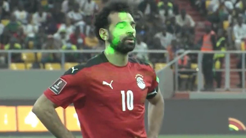 Salah bị chiếu laser, sút hỏng luân lưu khiến Ai Cập mất vé dự World Cup
