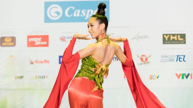 Thí sinh Miss World Việt Nam hoá các thiếu nữ dân tộc thể hiện tài năng