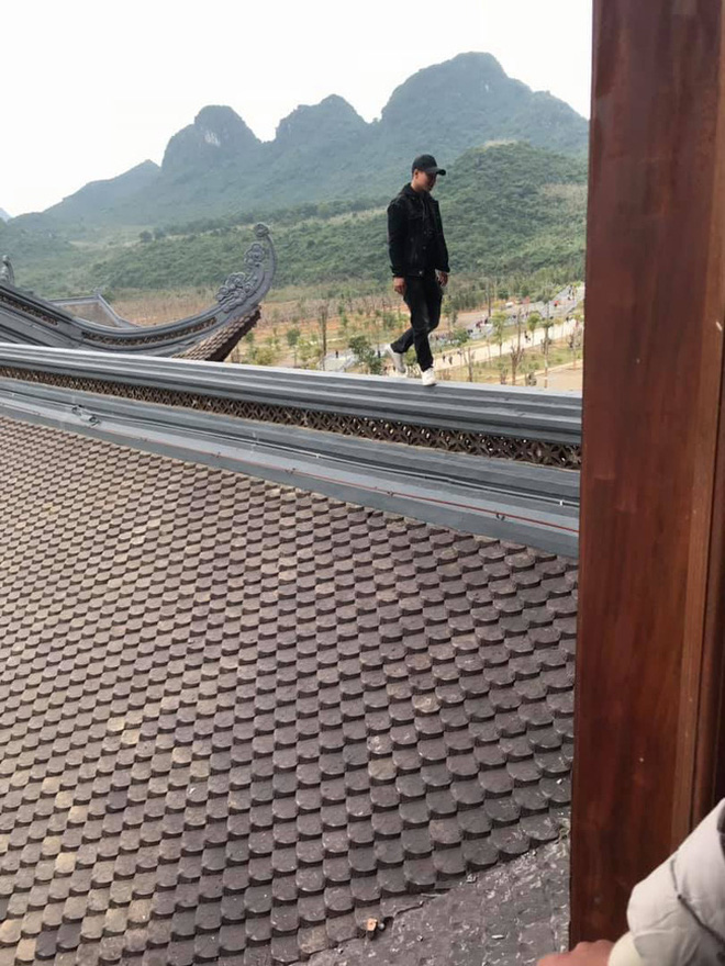 Trèo lên mái chùa chụp ảnh sống ảo, chùa tam chúc, sống ảo, trèo lên mái chùa sống ảo, cặp đôi trèo lên mái chùa, Cặp đôi trèo lên nóc chùa chụp ảnh, Chùa tam chúc