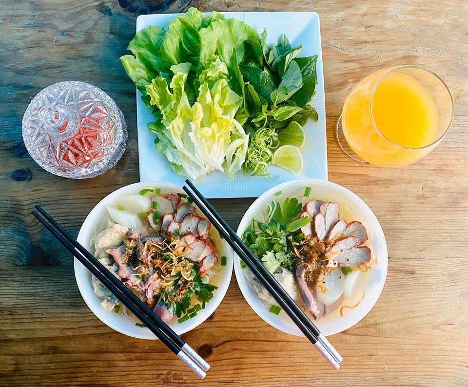 Covid-19, Cách ly toàn xã hội, Ở nhà, May vá, nấu ăn, trồng cây