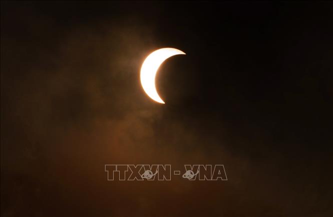 Hình ảnh đầu tiên về nhật thực 'vòng khuyên lửa' diễn ra tại Hà Nội
