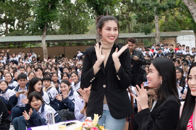 Hoa hậu Đỗ Thị Hà về thăm trường cũ, trao quà từ thiện