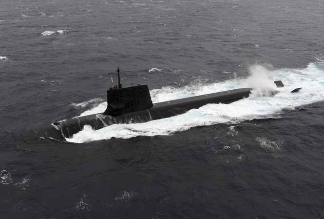 Tàu ngầm Nhật Bản va chạm với tàu tư nhân 