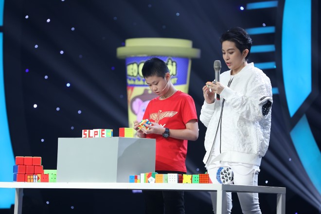 'Siêu tài năng nhí': Cậu bé 'treo ngược người' chơi rubik khiến Hari Won kinh ngạc
