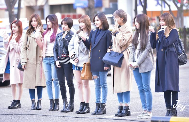 7 lần Nayeon khiến dân tình ngã ngửa vì mặc sai dresscode của TWICE
