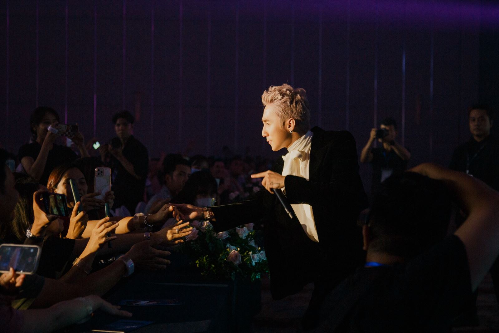 Hồ Ngọc Hà trở lại sân khấu sau khi huỷ loạt show ở Mỹ, Sơn Tùng biểu diễn cực bốc - Ảnh 4.