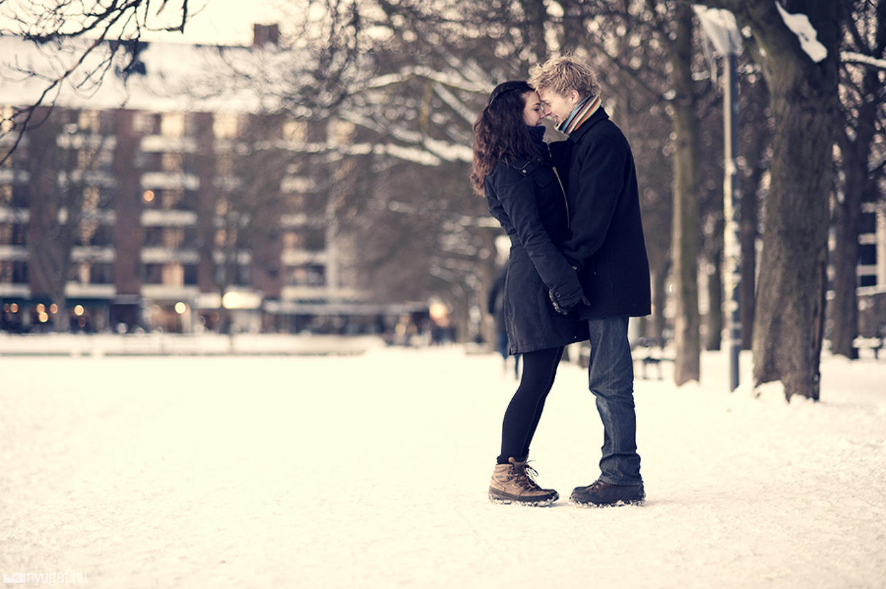 Парень и девушка зимой на улице