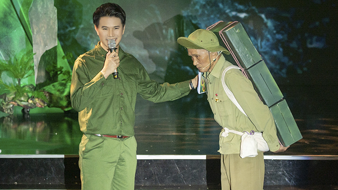 MC Vũ Mạnh Cường xúc động vì người lính Trường Sơn trong ‘Xuân là hy vọng’ 