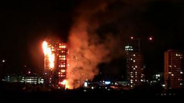 VIDEO: Tòa nhà 24 tầng bốc cháy rừng rực, người dân còn mắc kẹt