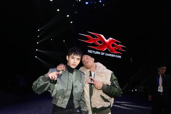 Vin Diesel và Ngô Diệc Phàm trên phim trường "xXX: The Return of Xander Cage"