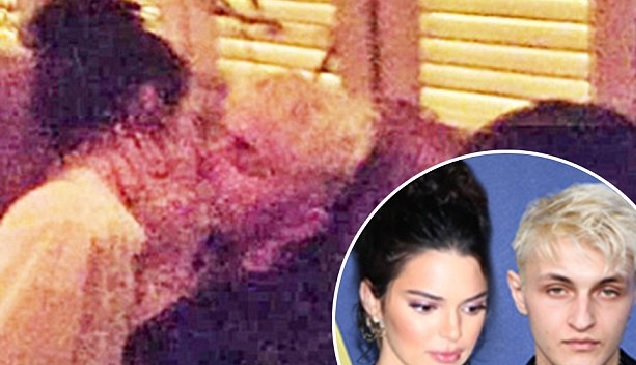 Kendall Jenner 'khóa môi' say đắm cậu em trai thua tuổi của bạn thân Gigi Hadid