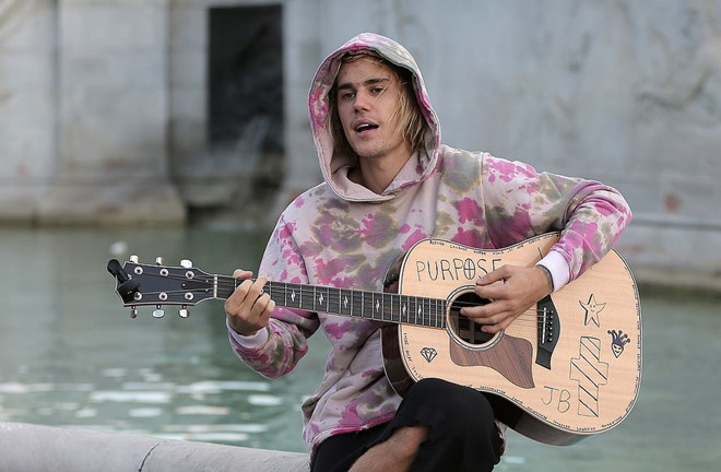 VIDEO: Justin Bieber... hát rong 'kiếm cơm' giữa đường phố London