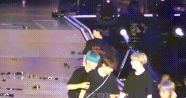 V-BTS-nga-tren-san-khau-5.gif
