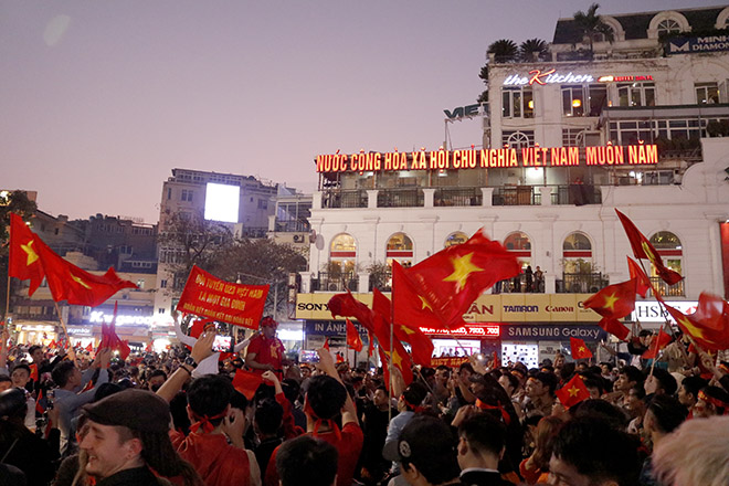 Hình ảnh tuyệt đẹp hàng triệu người đổ xuống đường ăn mừng chiến thắng của U23 Việt Nam