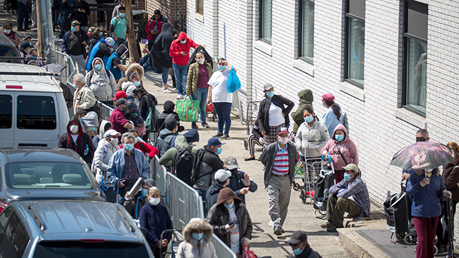 Người dân xếp hàng chờ nhận thực phẩm cứu trợ tại New York, Mỹ ngày 14/5/2020 trong bối cảnh dịch COVID-19 lan rộng