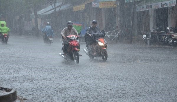 Dự báo thời tiết: Vùng áp thấp gây mưa lớn, dông mạnh trên Biển Đông và đất liền