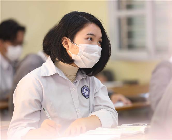 Học sinh lớp 12, trường THPT Yên Hòa, quận Cầu Giấy chăm chú nghe giảng khi được tới trường học trực tiếp. Ảnh: Thanh Tùng - TTXVN
