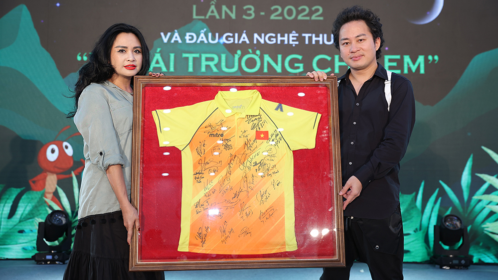 Đấu giá nghệ thuật 'Vì mái trường cho em': Thanh Lam - Tùng Dương thành công chốt chiếc áo 83 triệu