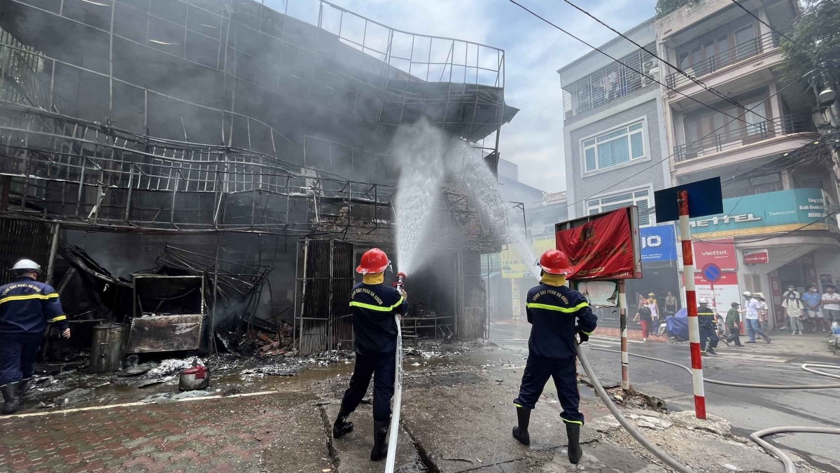 Hà Nội: Dập tắt đám cháy cửa hàng bán máy tính