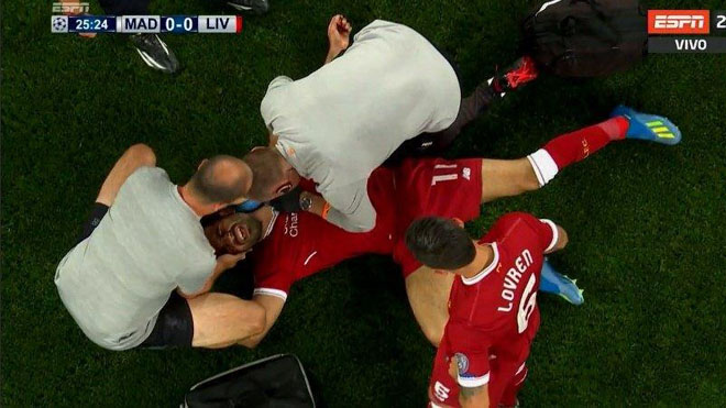 Salah bật khóc, rời sân sớm vì chấn thương sau cú khóa tay của Sergio Ramos