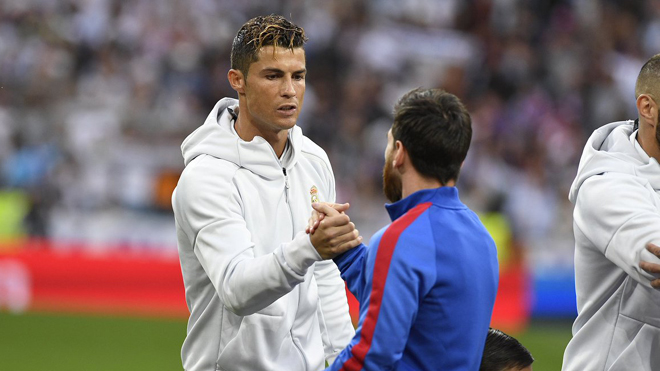 Lộ cảnh thân mật giữa Messi và Ronaldo ở trận 'Kinh điển'