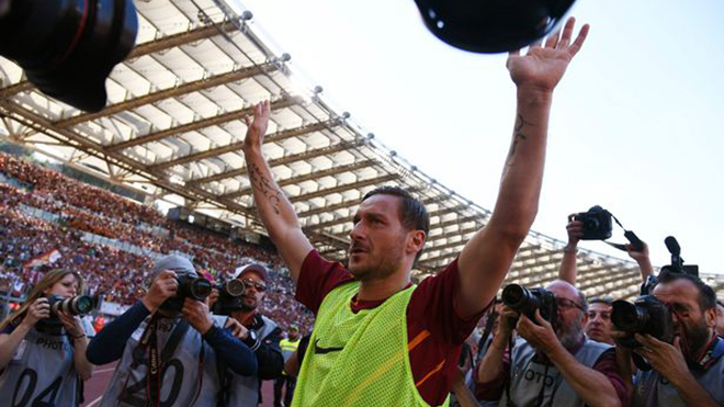 Thế giới bóng đá tri ân Totti nhân ngày huyền thoại của Roma giải nghệ