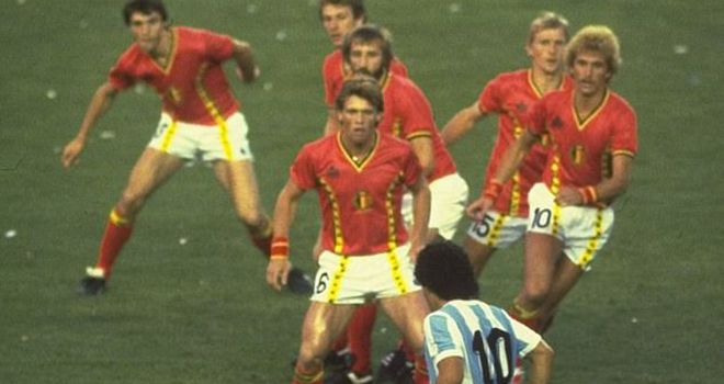 Maradona, Maradona qua đời, Phía sau bức ảnh lột tả sự vĩ đại của Maradona, World Cup 1982, Argentina vs Bỉ, Maradona vĩ đại, Sự nghiệp Maradona, đội tuyển Argentina