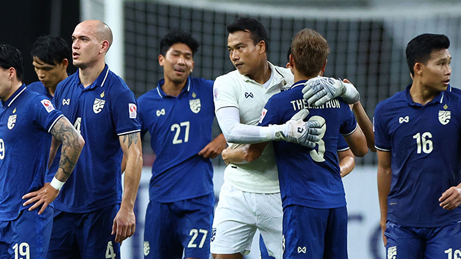 Thủ môn Thái Lan bật khóc sau khi phải rời sân sớm ở trận gặp Việt Nam