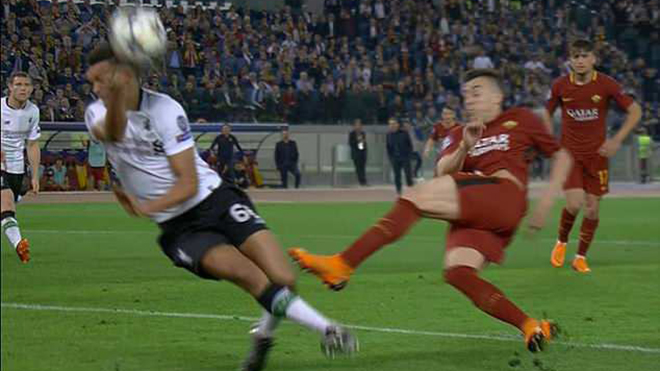 Ấm ức Roma: Hậu vệ Liverpool dùng tay cản bóng, trọng tài vẫn không thổi penalty!