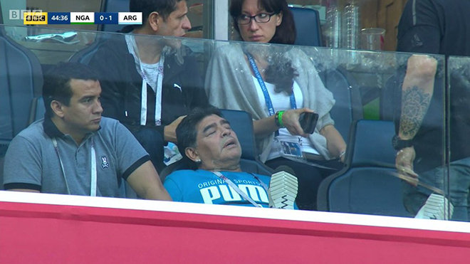 Diego Maradona trông như 'phê thuốc' khi xem Argentina đánh bại Nigeria