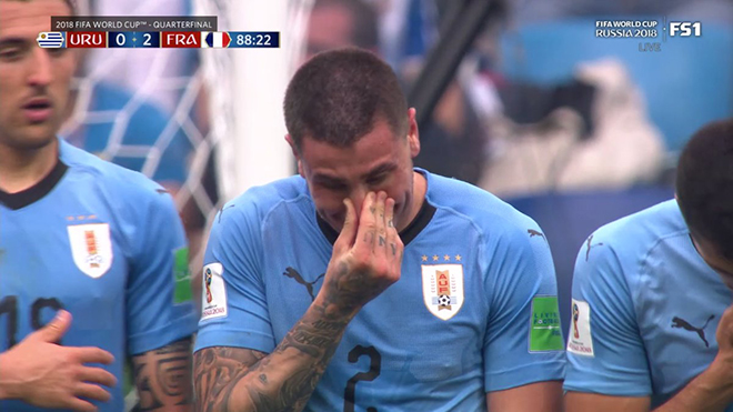 Ám ảnh khi cầu thủ Uruguay bật khóc nức nở dù trận tứ kết với Pháp chưa kết thúc