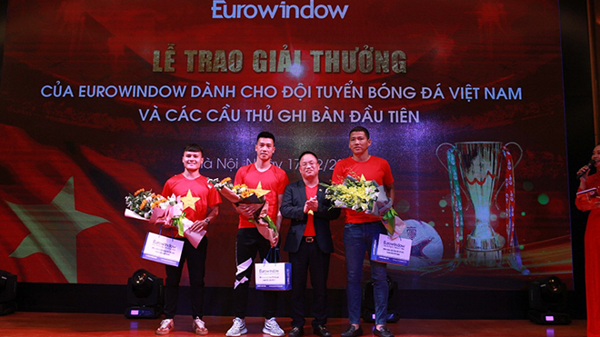 Người hùng Quang Hải, Huy Hùng, Anh Đức nhận tận tay phần thưởng từ Eurowindow