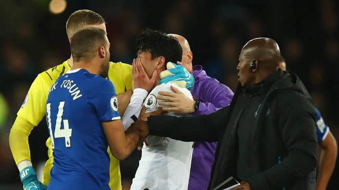 Bong da, bóng đá, Everton 1-1 Tottenham, kết quả bóng đá Anh, Andre Gomes gãy chân, Son Heung Min thẻ đỏ, Aurier kết quả bóng đá hôm nay, BXH bóng đá Anh, Carragher, kqbd